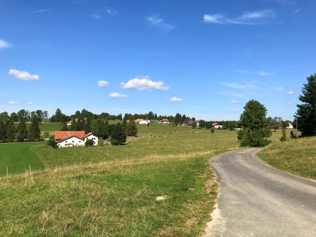 Les Cerlatez, village au coeur des Franches-Montagnes, paradis équestre.